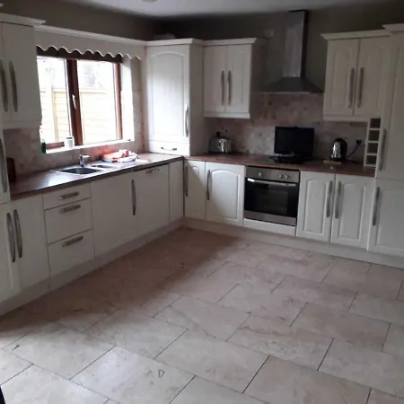 Holiday home Immaculate 3-Bed House With Private Secure Garden